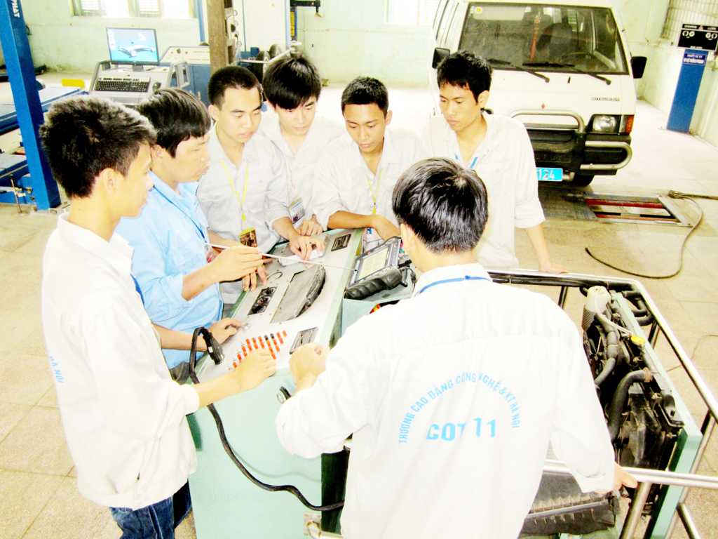 Sinh viên thực hành động cơ phun xăng điện tử EFI
