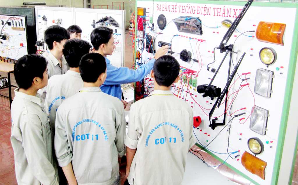 Sinh viên thực hành kiểm tra mạch điện Ô tô trên sa bàn