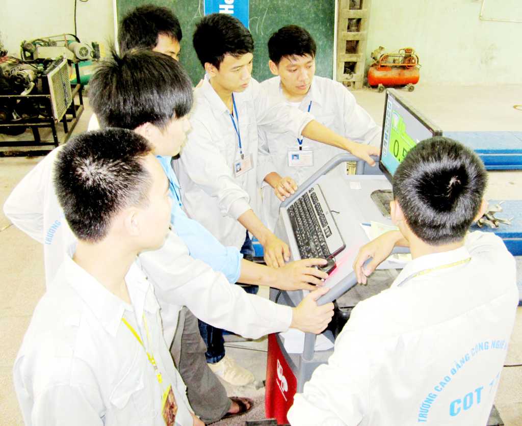 Sinh viên thực hành kiểm tra góc đặt bánh xe (Trên máy tính)
