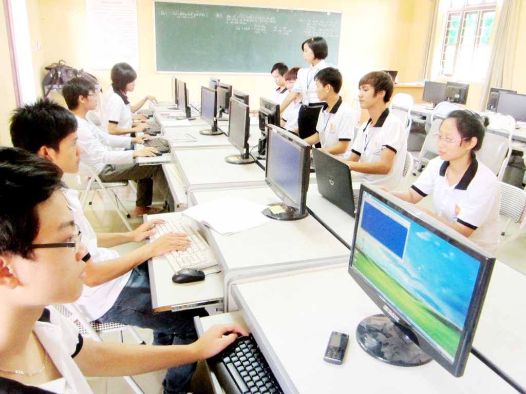  Sinh viên thực hành lập trình trên máy tính