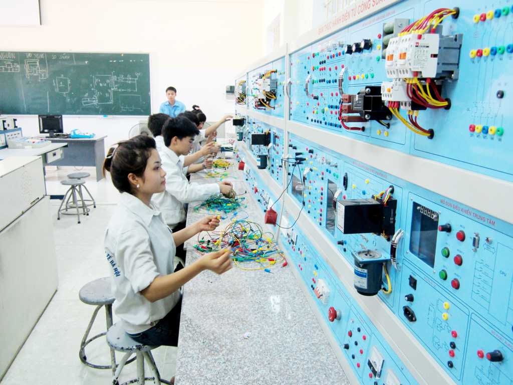 Sinh viên trong giờ thực tập điện tử công suất