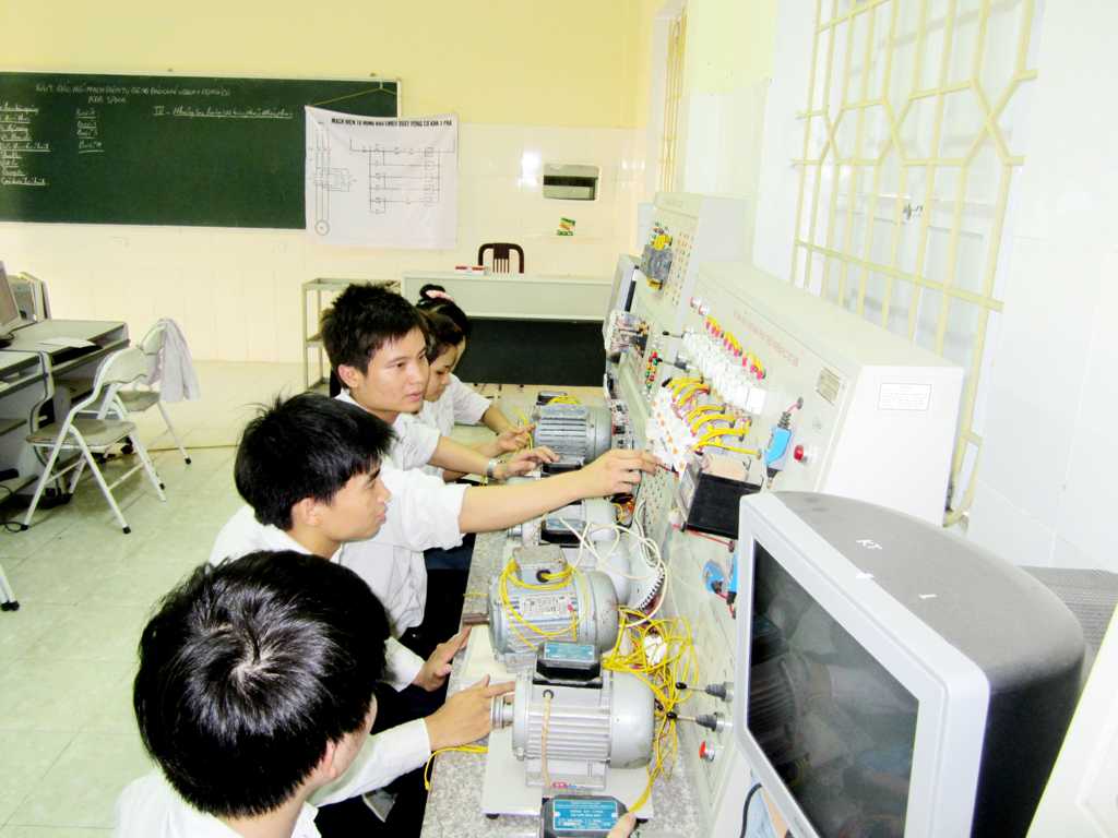 Sinh viên thực tập điều khiển lập trình