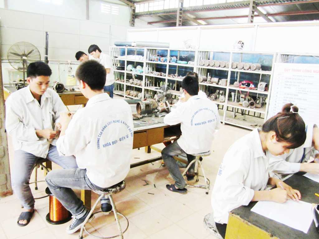  Sinh viên trong giờ thực tập máy điện