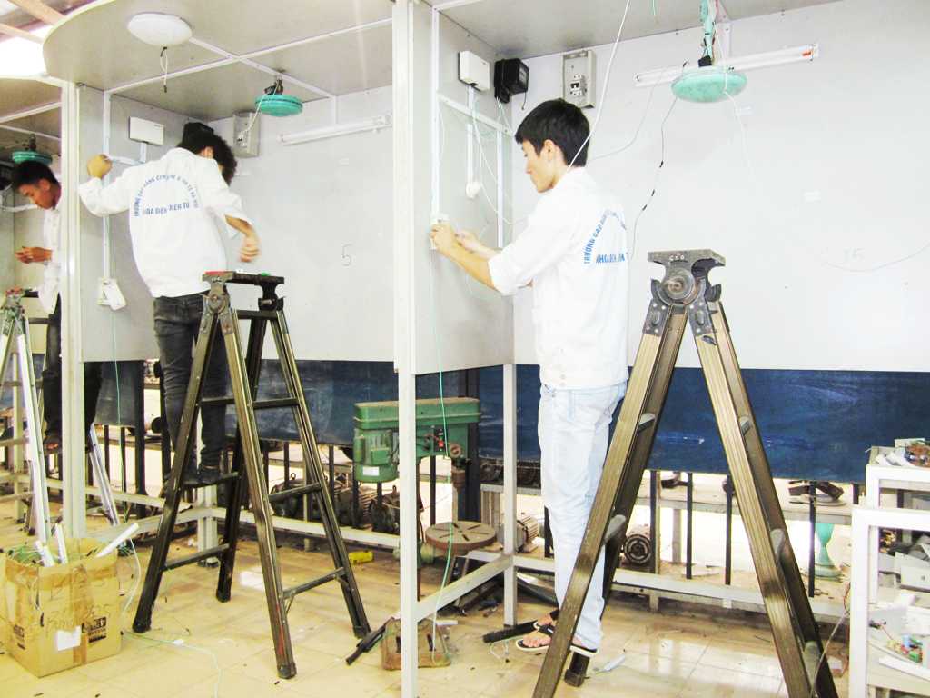 Sinh viên trong giờ thực tập cung cấp điện