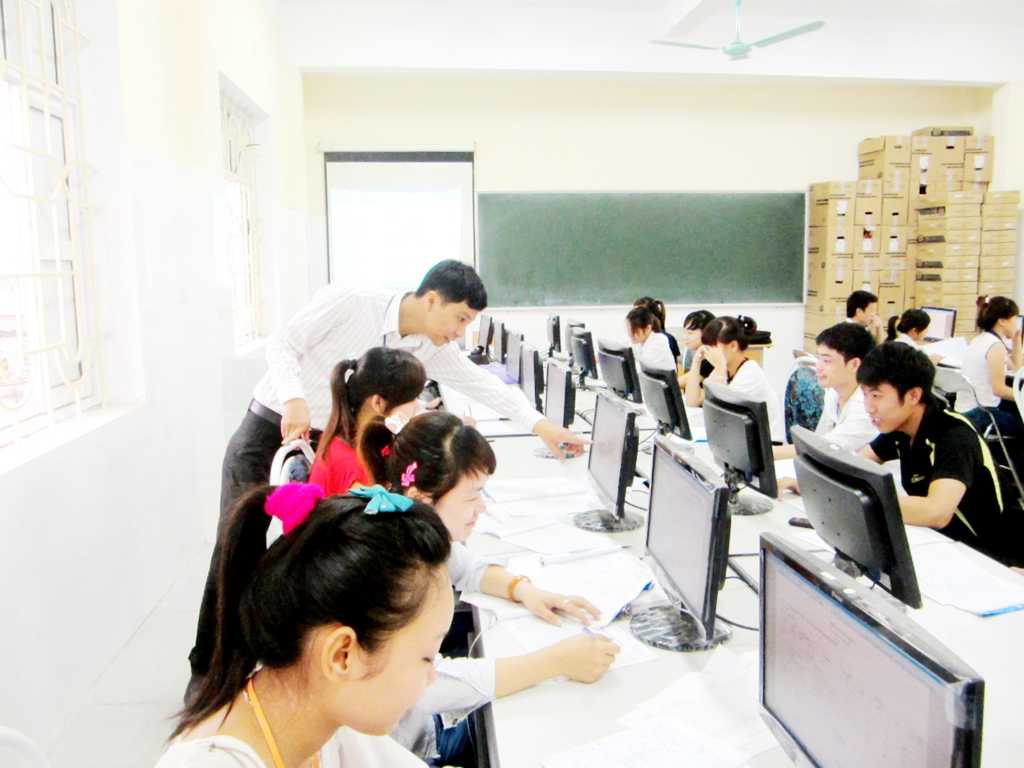 Sinh viên thực hành kế toán trên máy tính