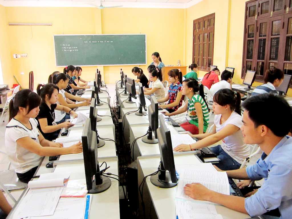 Sinh viên thực hành kế toán ảo trên máy tính
