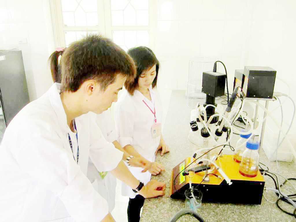 Sinh viên thực hiện quá trình lên men dấm hoa quả trong thiết bị lên men Lambda Minifor