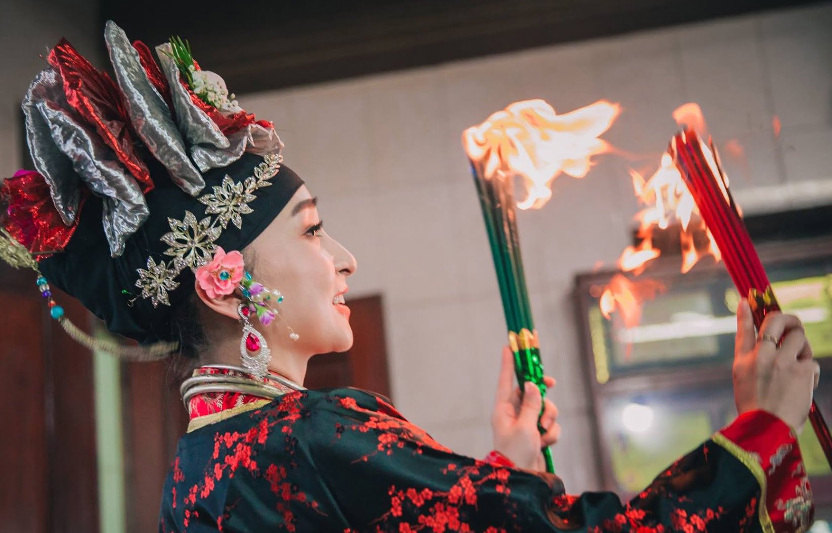 Hầu đồng là gì? Người có căn hầu đồng là như thế nào?