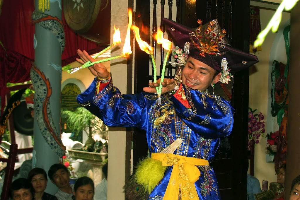 Hầu đồng là gì? Nguồn gốc và ý nghĩa của hầu đồng, lên đồng