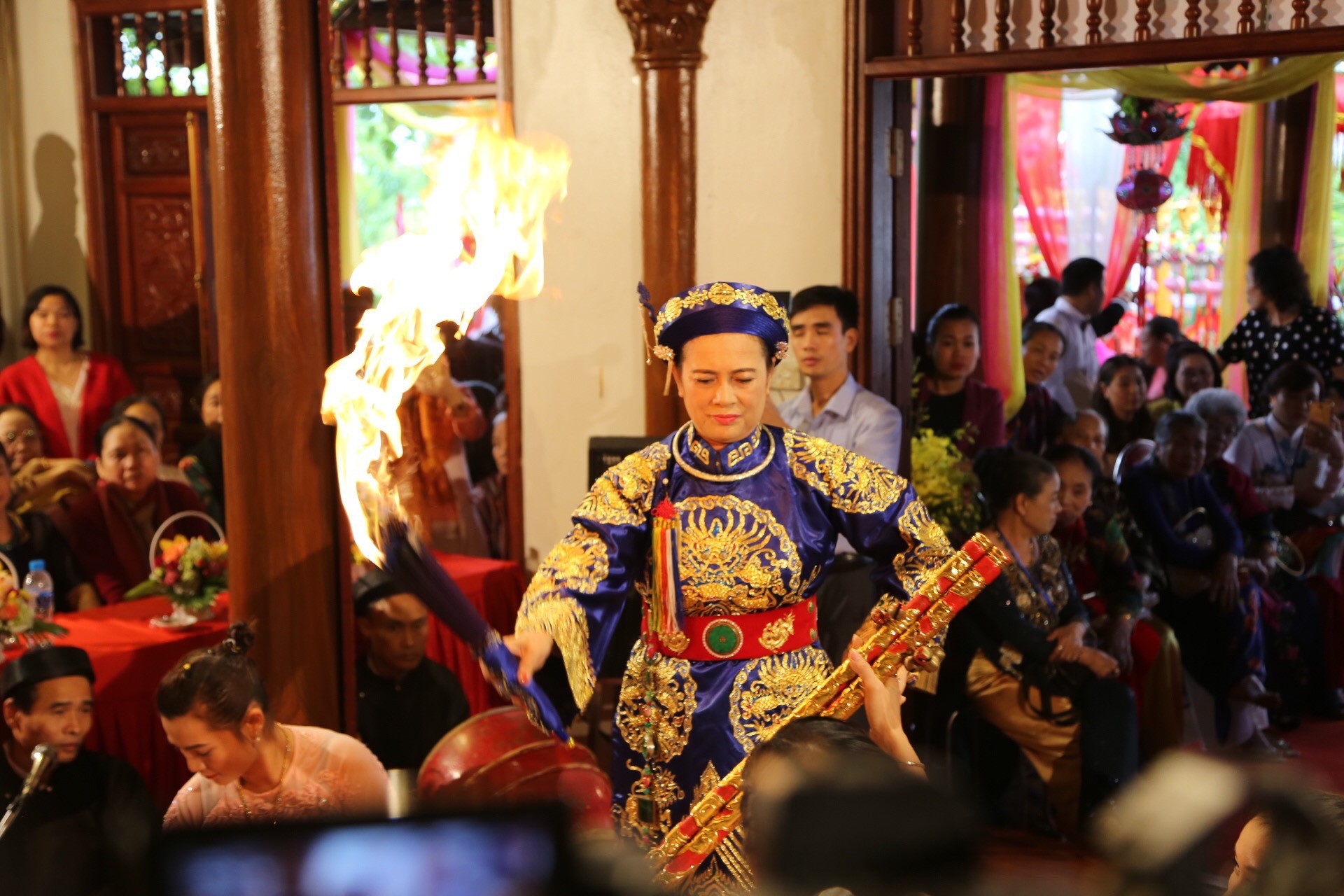Đừng đưa Hầu đồng ra chợ, vào quán ăn