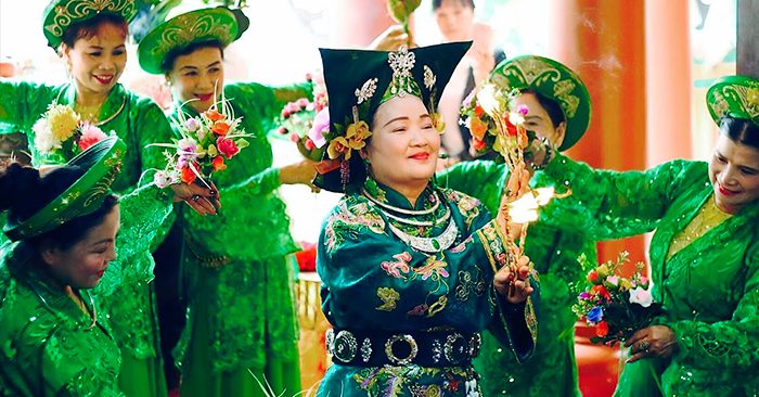 Hầu đồng là gì? Nguồn gốc và ý nghĩa của hầu đồng, lên đồng